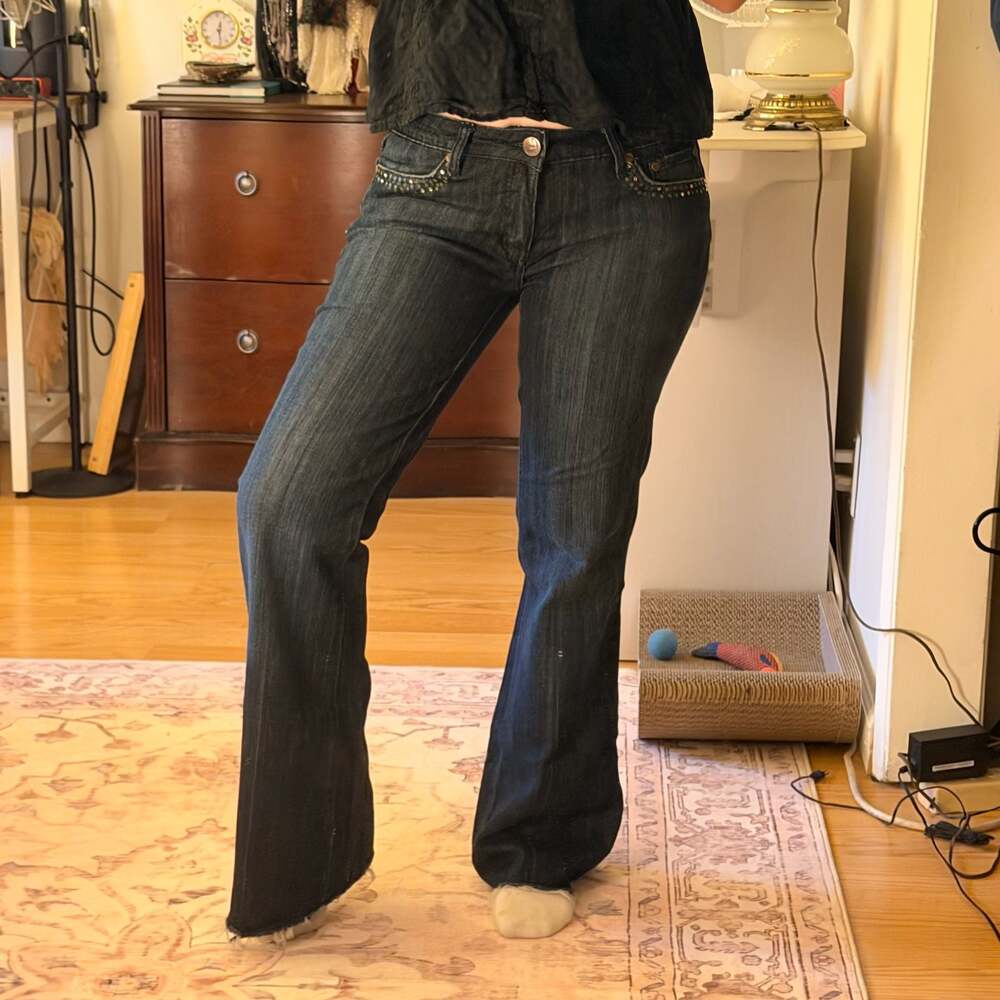 Rock & Republic Low Rise Flare Dark Wash Denim Jeans with Studded Pockets